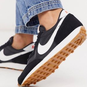 Lightly worn. Nike Daybreak Sneakers.